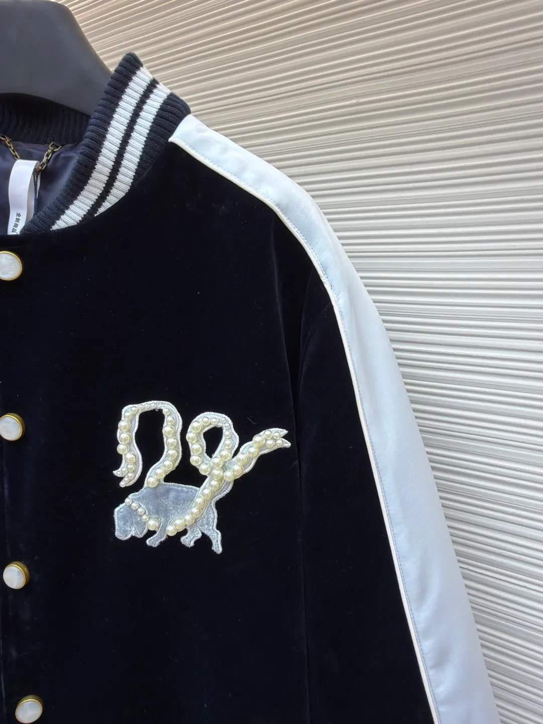 LOUIS VUITTON velvet denim Yokosuka jacket ●Original version: Purchased and developed for 35500 ●Item number: 1680974-C55 ●Fabric: velvet flocking fabric ●Technology: Washed production ●Version: loose fit ●Weight: about 1250 grams ●Size: 46-48-50-52 ●Description: 35500 purchased and developed, using 7*7 grain flocking cloth, customized flat machine ribbing, rayon lining inside, 1000 washed cotton, customized 1:1 accessories, loose version. The overall wiring is straight and delicate, the fabric is comfortable and soft, and the color is consistent without color difference. It can be matched with the same style to create a fashionable look and control various occasions. Customized accessories, complete with three standards, same style for men and women!